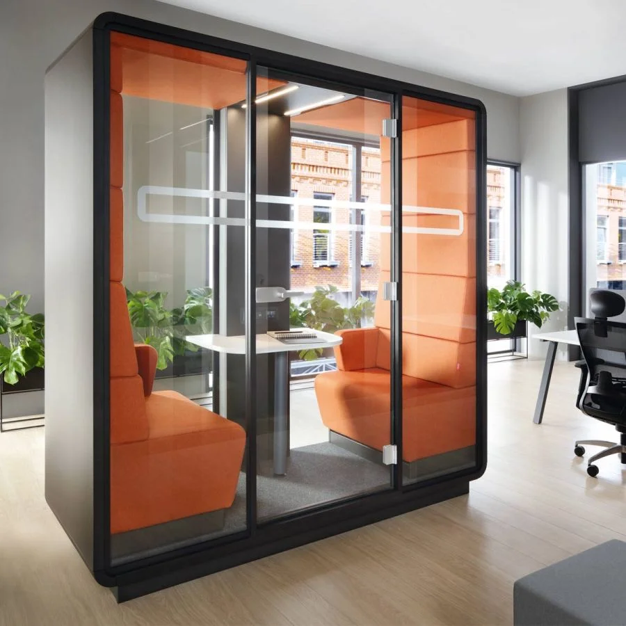 Modern bir ofiste konumlandırılmış KabinPods ofis kabini